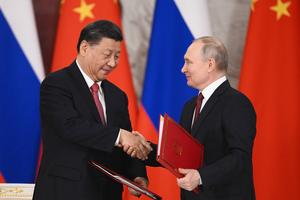 Xi Jingping i Władimir Putin. Mimo uśmiechów i pompatycznych deklaracji w relacjach Rosji i Chin brakuje zaufania