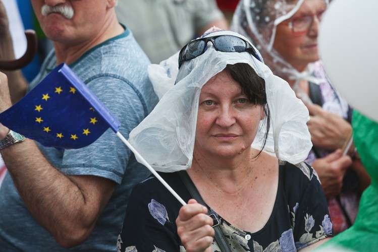 Uczestnicy marszu KOD w Warszawie. Marsz, pod hasłem 