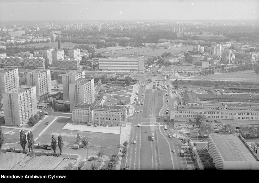 Po prawej stronie dworzec Warszawa Główny fot. NAC