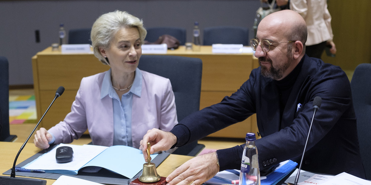 Przewodnicząca Komisji Europejskiej Ursula von der Leyen (od lewej) i przewodniczący Rady Europejskiej Charles Michel.