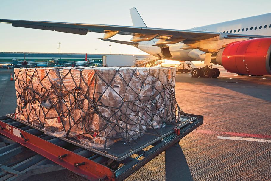 Popyt na transport cargo jest tak duży, że linie lotnicze przerabiają część samolotów pasażerskich na towarowe.