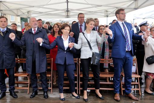 Częstochowa, 11.07.2020. Minister sprawiedliwości Zbigniew Ziobro (L), minister rodziny, pracy i polityki społecznej Marlena Maląg (3L), poseł PiS Antoni Macierewicz (2L), minister środowiska Michał Woś (2P) i europosłanka Beata Kempa (P) podczas mszy w ramach XXIX Pielgrzymki Rodziny „Radia Maryja na Jasnej Górze.