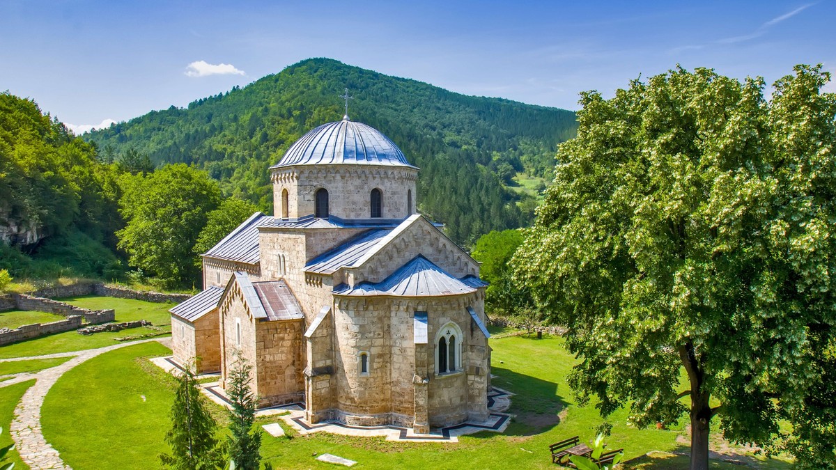 Manastir Gradac na padinama planine Golije zadužbina je kraljice Jelene Anžujske