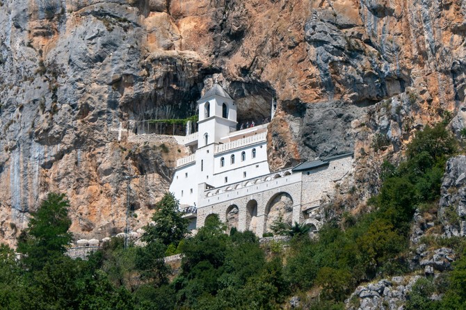 Od donjeg manastira do Ostroga stiže se za nešto jače od pola sata pažljivim hodom kroz šumu