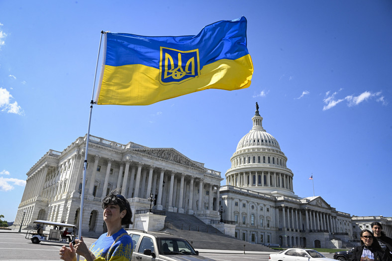 Zwolennicy pomocy Ukrainie przed Kapitolem w dniu głosowania nad ustawą o pomocy zagranicznej w Izbie Reprezentantów USA, 20 kwietnia 2024 r.