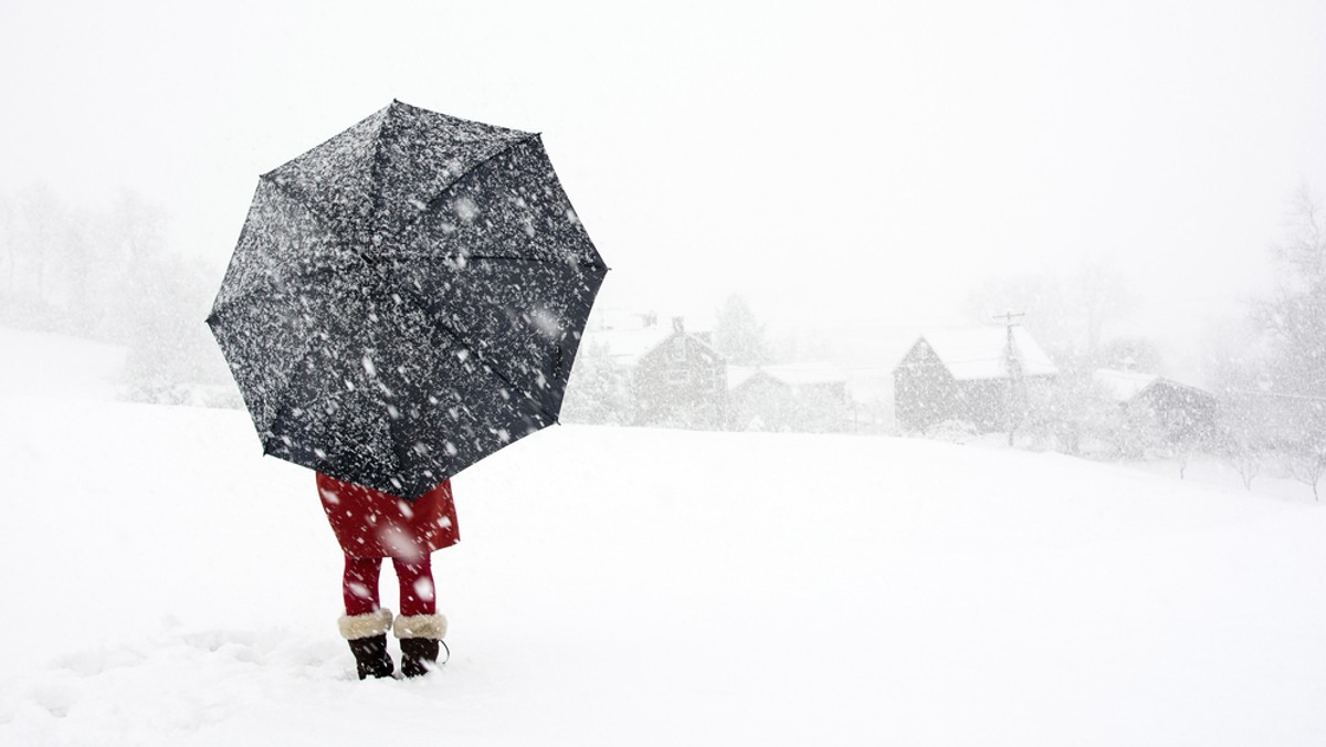 Do Polski zbliżają się kolejne masy zimnego powietrza z Syberii. Instytut Meteorologii i Gospodarki Wodnej wydał kolejne ostrzeżenia na dziś i jutro. A po weekendzie wcale nie będzie cieplej. Ostrzegają też służby - tylko wczoraj cztery osoby zmarły z powodu wychłodzenia organizmu.