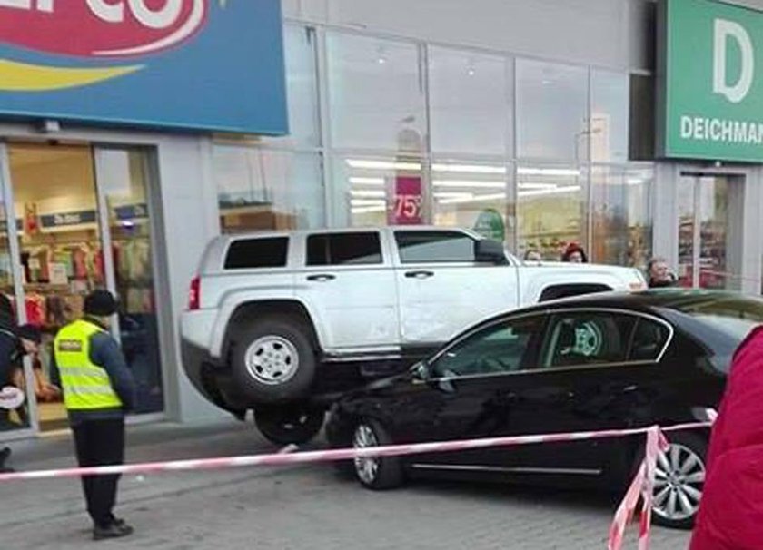 Chciał zaparkować. Zniszczył sklep i samochody