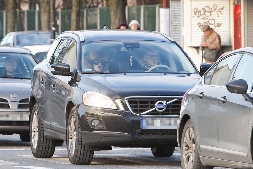 Kora i Kamil Sipowicz w samochodzie Volvo pod szpitalem