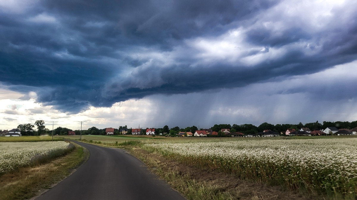 Ostrzeżenie IMGW. Silny wiatr, deszcz, burze i trąby wodne