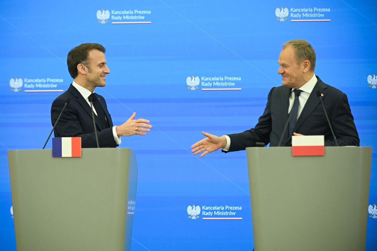 Warszawa, 12.12.2024. Premier Donald Tusk (P) oraz prezydent Francji Emmanuel Macron (L) podczas konferencji w siedzibie Kancelarii Prezesa Rady Ministrów w Warszawie, 12 bm.