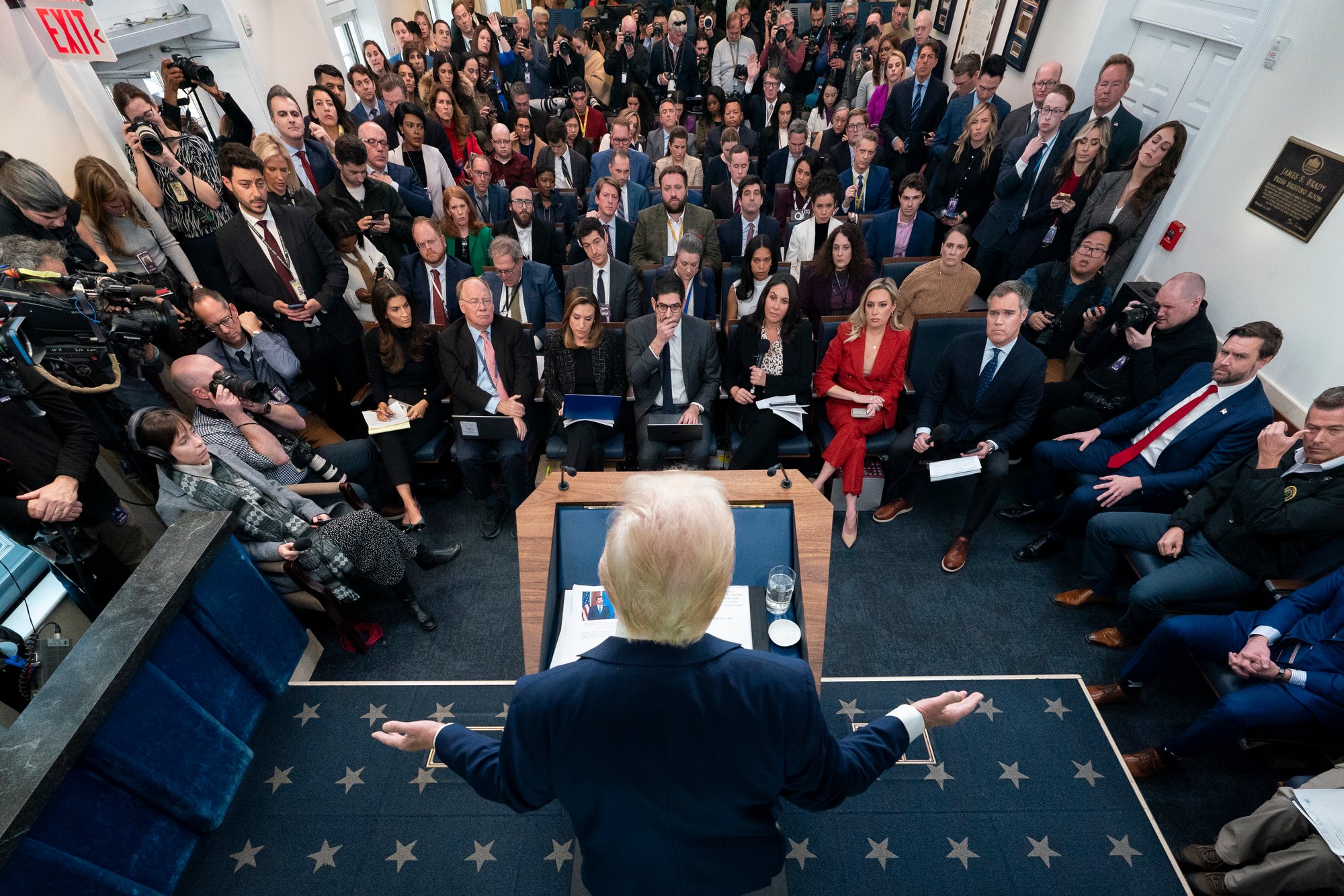 Trump zrážku označil "za tragédiu strašných rozmerov". 