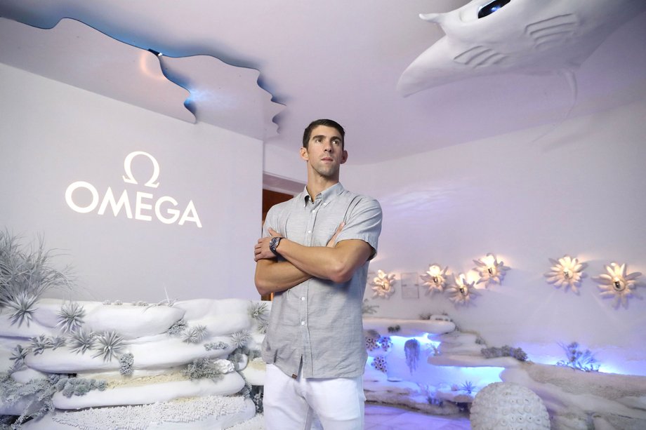 Michael Phelps - elegancki, rozluźniony, uśmiechnięty, z nieodłącznym zegarkiem Omegi na przegubie lewej ręki – tak  prezentował się podczas wieczoru legend pływackich w malowniczym Omega House w Rio de Janeiro