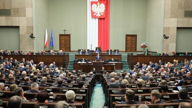 Sejm za projektem ustawy PiS o finansowaniu tzw. trzynastych emerytur. Projekt trafi do komisji