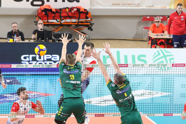 Zawodnik Grupy Azoty ZAKSA Kędzierzyn-Koźle Norbert Huber (C) oraz Patryk Niemiec (L) i Dawid Konarski (P) z Aluronu CMC Warta Zawiercie podczas trzeciego meczu półfinałowego Ekstraklasy siatkarzy