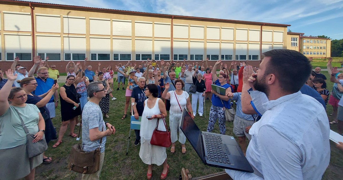 "Historyczny dzień polskiej spółdzielczości". Mieszkańcy zebrali się na boisku i odwołali władze