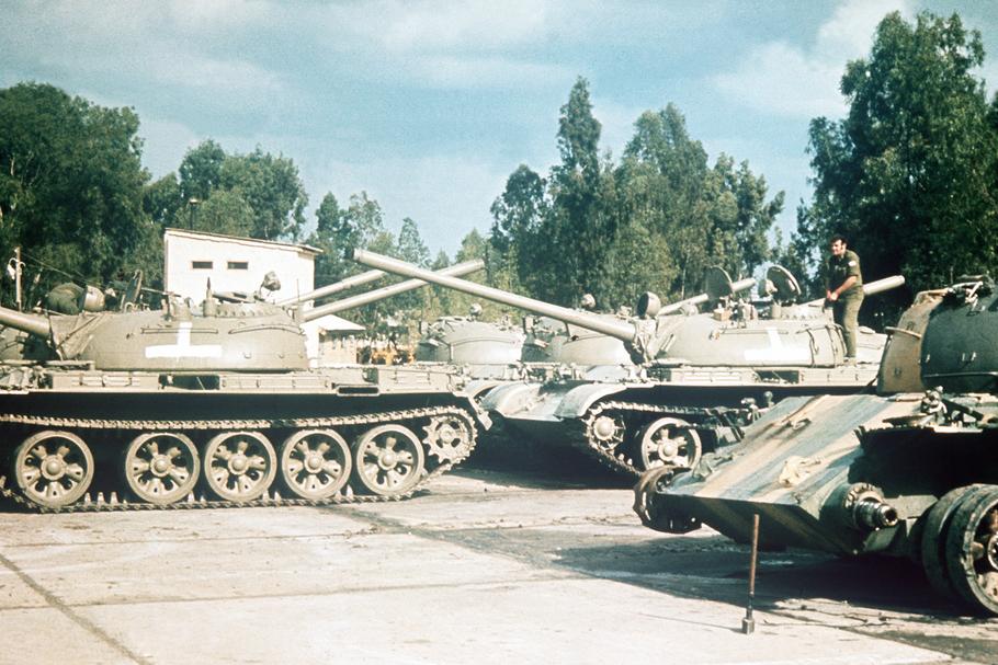 Radzieckie czołgi T-54 i T-55, fot. Departament Obrony Stanów Zjednoczonych, autor nieznany