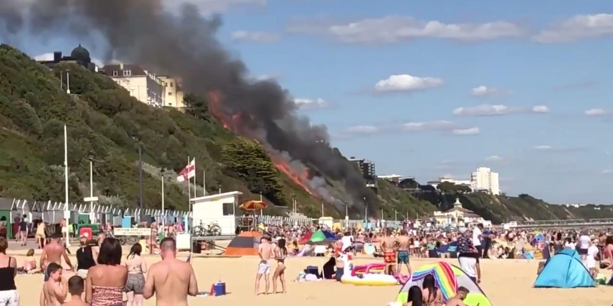 Pożar na plaży w Bournemouth