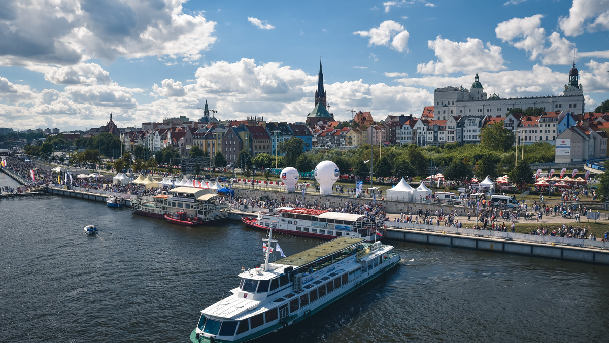 Szczecińscy radni miejscy przyjęli uchwałę, która pozwala na picie alkoholu na Bulwarze Gdyńskim nad Odrą. Napoje alkoholowe nie będą mogły mieć mocy większej niż 12 proc.