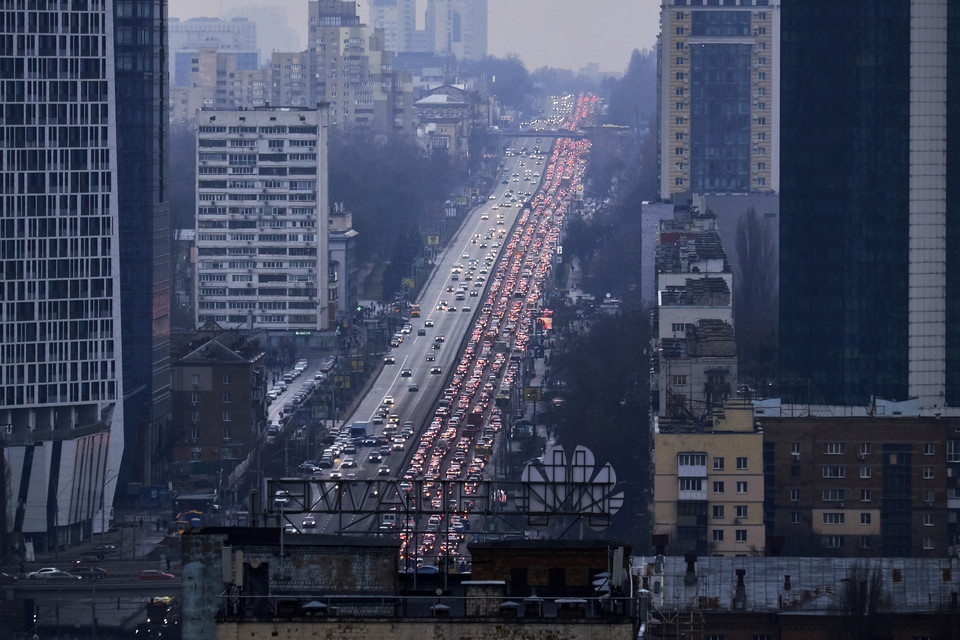 Ludzie opuszczają Kijów po ataku Rosji na Ukrainę. Na zdjęciu widać sznur aut