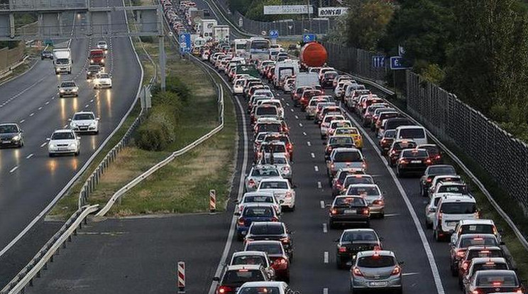 Budapest felé hosszú sorok alakulhatnak ki / Fotó: Fuszek Gábor