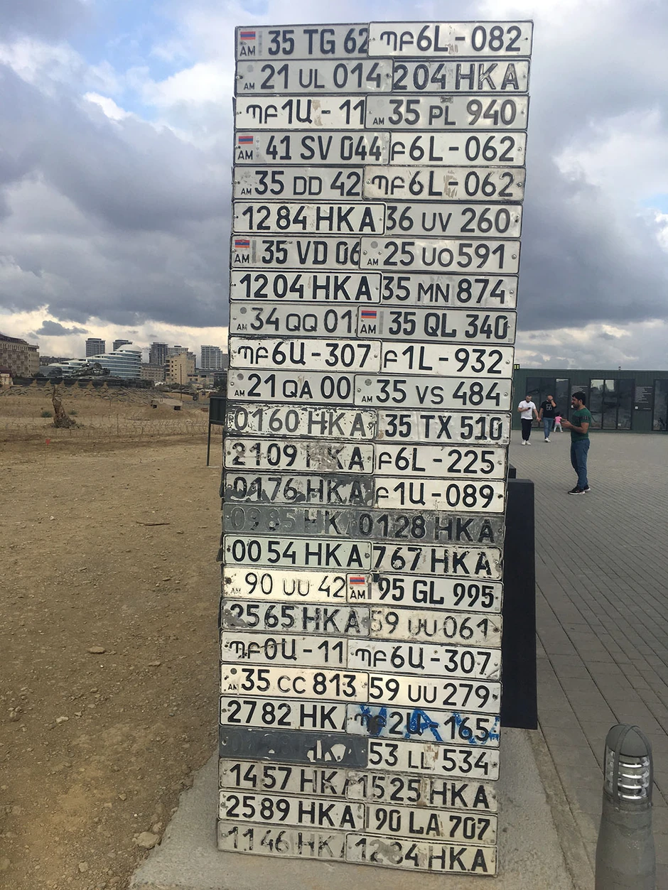 Tablice sa zaplenjenih jermenskih vozila