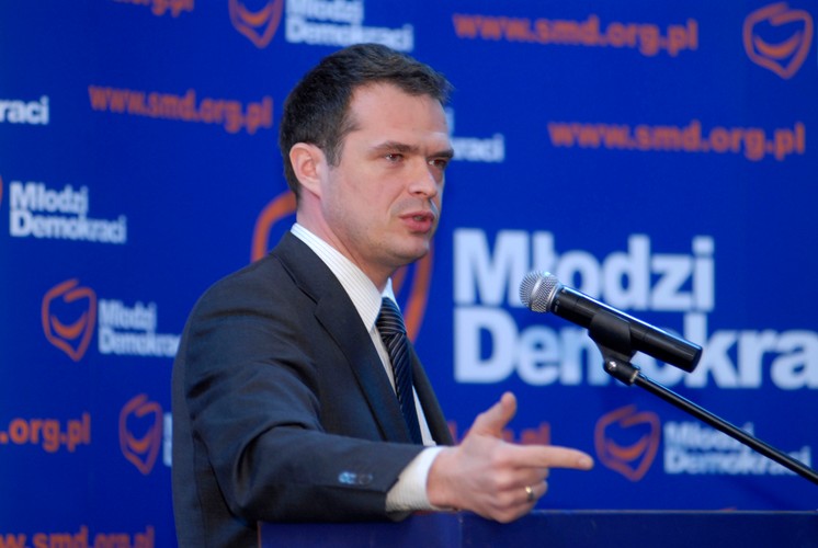 Szef gabinetu politycznego premiera, młody demokrata, uważa, że klapsy to dobra metoda wychowawcza