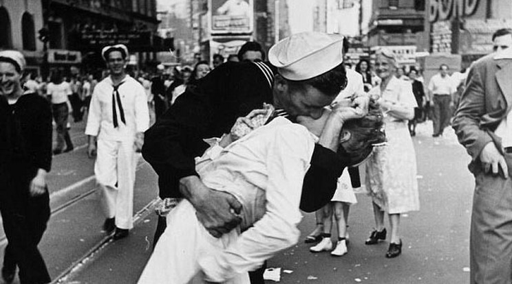 Egy matróz
megcsókol egy fehér ruhás nőt a New York-i Times Square-en 1945.
augusztus 14-én