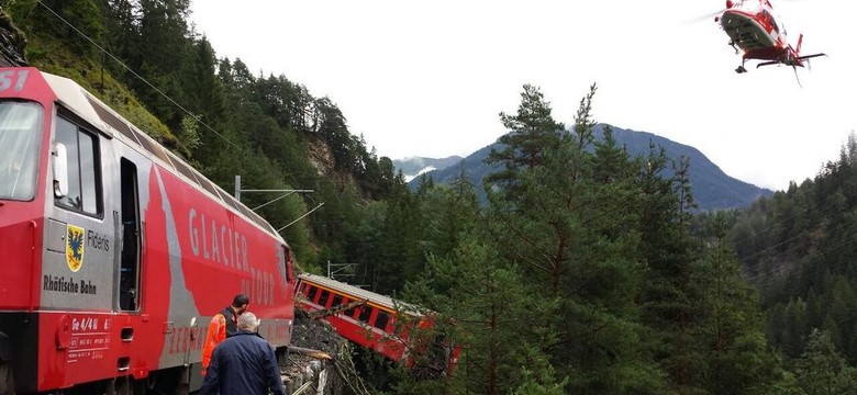 W Szwajcarii wykoleił się pociąg. Trzy wagony zwisają z nasypu