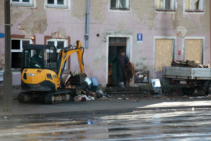 Przez wiele lat mieszkali tam m.in. Romowie. Teraz budynek przy Knosały idzie na sprzedaż [ZDJĘCIA]