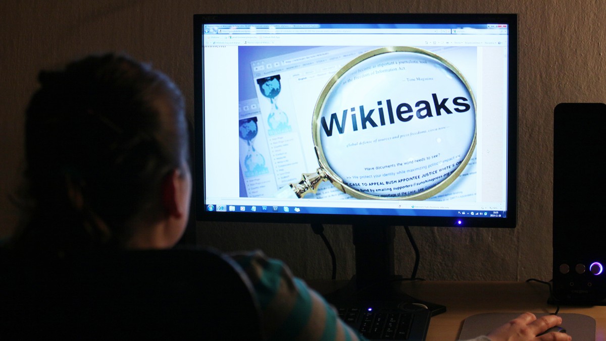 Minister obrony Bogdan Klich ocenia, że wyciek kolejnych tajnych dokumentów opublikowanych przez Wikileaks nie jest powodem do zmian w kontaktach z amerykańskimi dyplomatami.