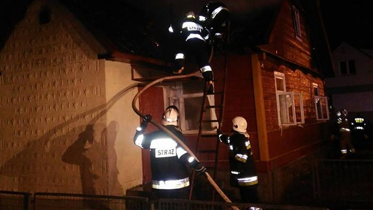 Jedna osoba zginęła w pożarze, który wybuchł w miejscowości Krypno Wielkie w powiecie monieckim. Ogień pojawił się w domu znajdującym się przy drodze wojewódzkiej nr 671. Z tego powodu była ona w nocy przez kilka godzin nieprzejezdna.