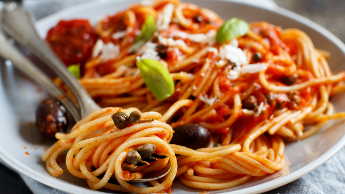 Spaghetti puttanesca - przepis na błyskawiczny makaron. Pycha!