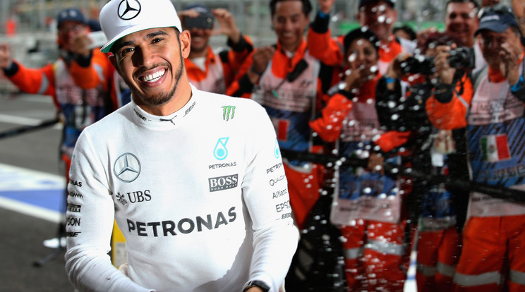 Lewis Hamilton boldog, hogy győzött Mexikóban is, de már csak
két futam van hátra a szezonból,
a hátránya viszont tizenkilenc pont /Fotó: EUROPRESS-GETTY IMAGES