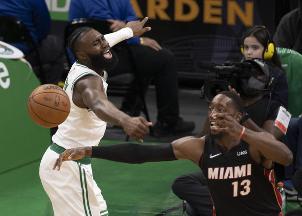 Koszykarz Miami Heat Bam Adebayo (P) i zawodnik Boston Celtics Jaylen Brown (L)