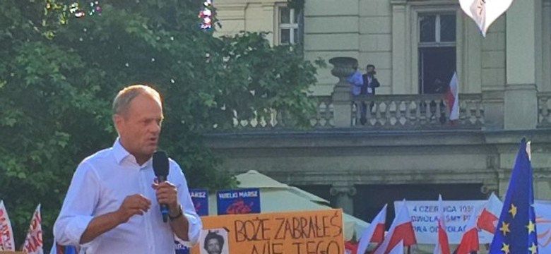 Morawiecki skomentował to, co widać na zdjęciu z wiecu Tuska. "Łajdactwo!"