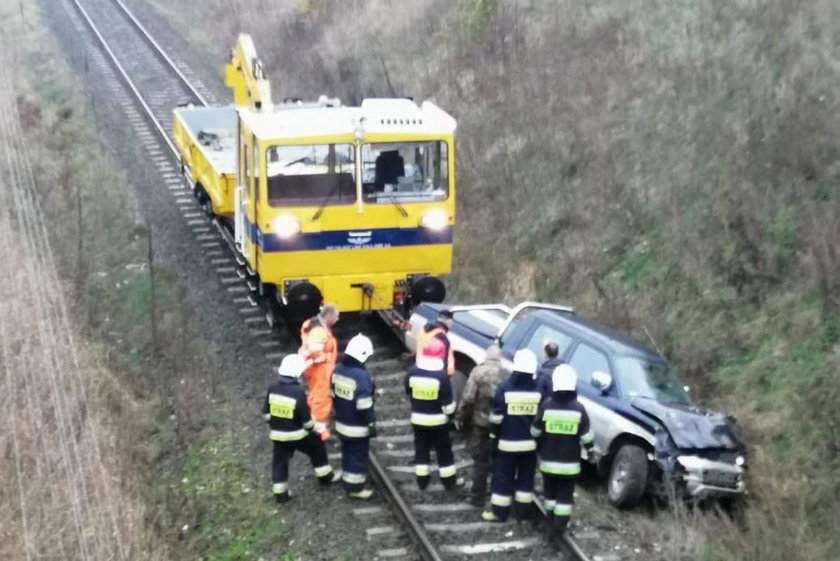 Zasnął za kierownicą. Obudził się na torach