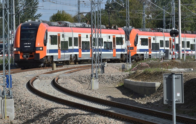 Koszty budowy terminalu (wraz z systemem transportu i kontroli bagażu oraz urządzeniami do kontroli bezpieczeństwa) to 412 mln zł, przystanku 13,5 mln zł, wewnętrznego układu komunikacyjnego 12,4 mln zł, zaś kładki 12,2 mln zł (wszystkie kwoty brutto). Inwestycje są finansowane ze środków własnych spółki, obligacji oraz funduszy unijnych. <br><br> (jb/cat) PAP/Jacek Bednarczyk