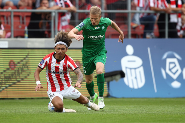 Piłkarz Cracovii Takuto Oshima (L) i Michał Kopczyński (P) z Warty Poznań podczas meczu Ekstraklasy