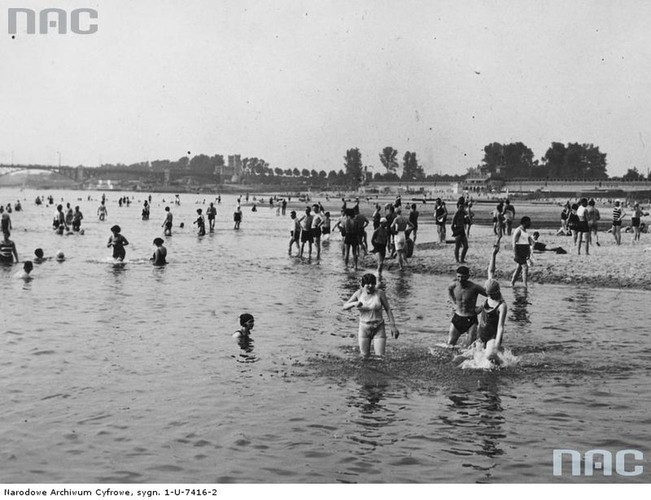 Warszawa. Plaża braci Kozłowskich. W tle widoczny most Poniatowskiego i plaża 'Poniatówka'