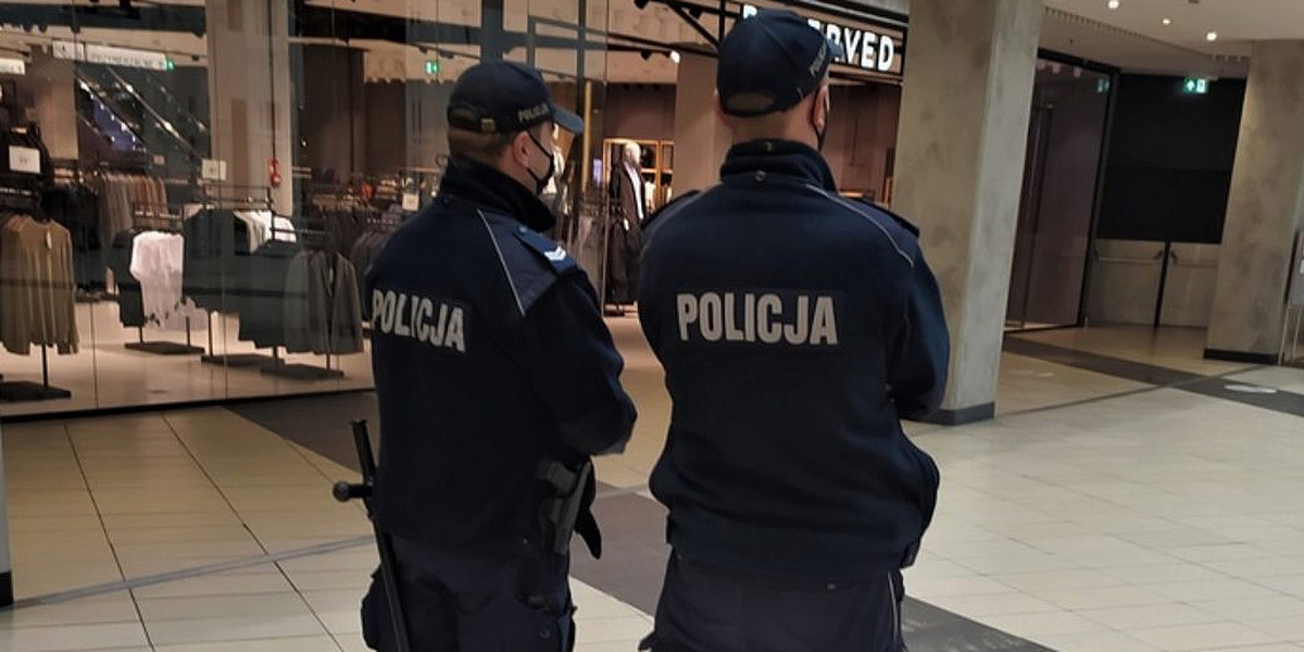 Policjanci patrolują centra handlowe w całej Polsce.