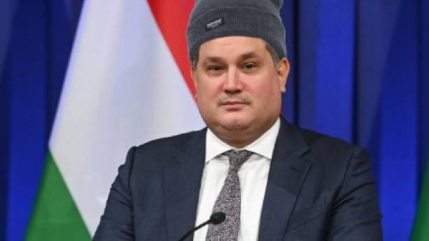 Ársapkás mém miatt rúgtak ki egy minisztériumi dolgozót – a bíróság végül neki adott igazat
