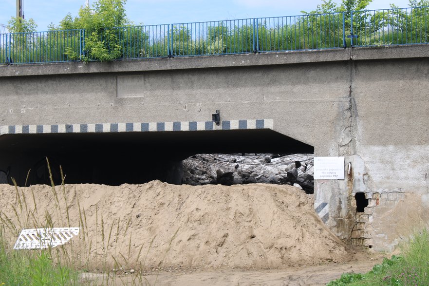 Rozbiórka podzielona jest na kilka etapów, bo wciąż jeżdżą tędy pociągi, widok dobudowanej konstrukcji od ul. Kopernika