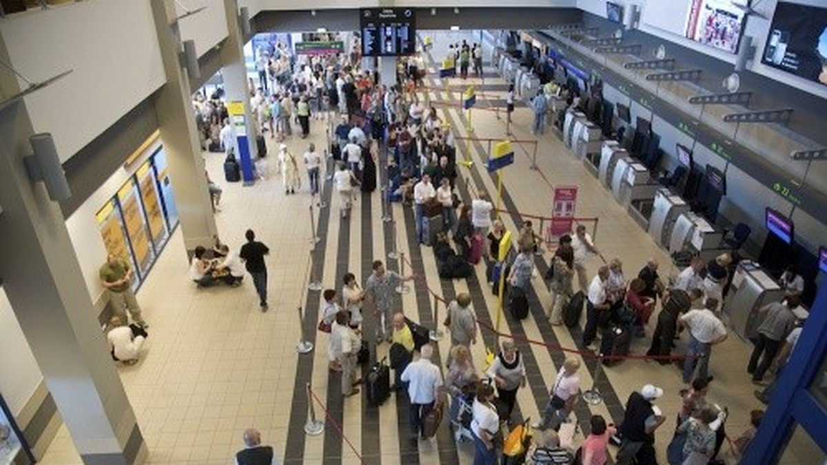 O ponad 15 proc. mniej pasażerów niż przed rokiem skorzystało w styczniu br. z lotów czarterowych z portu Katowice w Pyrzowicach. Przedstawiciele lotniska tłumaczą to mniejszym zainteresowaniem Polaków wypoczynkiem w Egipcie.