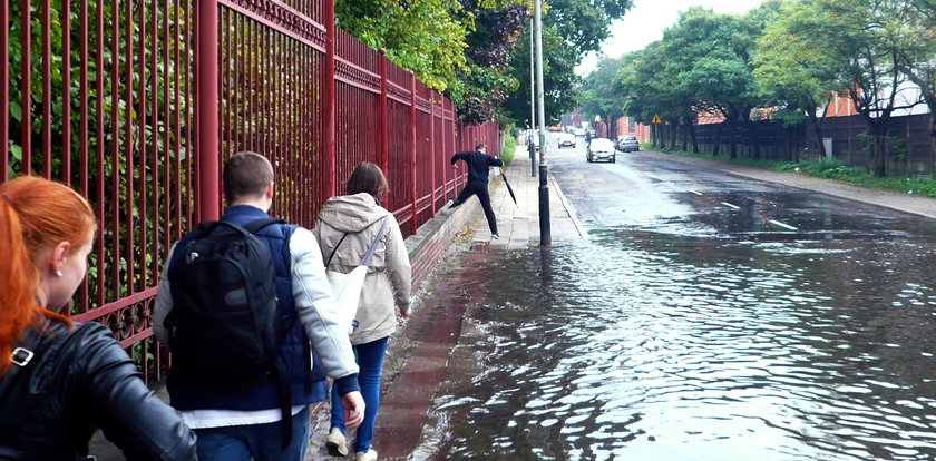 Ludzi ratował... parkowy mur