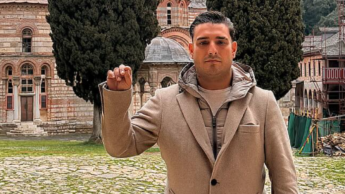 DARKO LAZIĆ NA HILANDARU SA MUŽEM SVOJE BIVŠE SUPRUGE Pevač tuguje za bratom Darkom, a ovde pronalazi spas: Tu je i njegov kolega (FOTO)