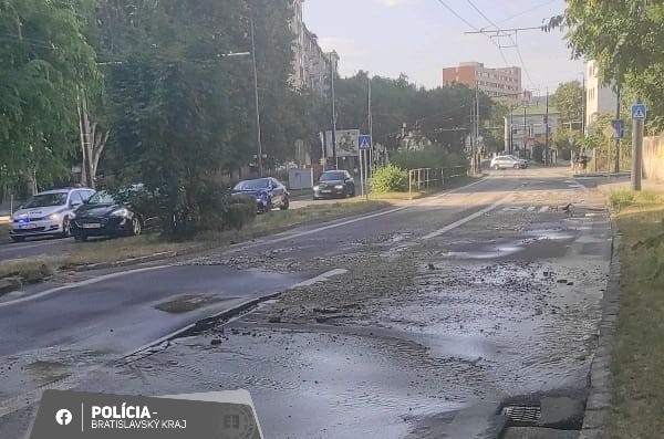 Karadžičova v smere na Krížnu ulicu v Bratislave ostáva uzavretá v dôsledku zatopenia.