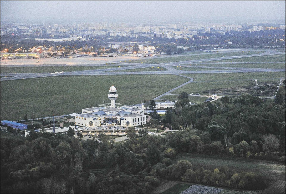 Wieża kontroli lotów na lotnisku Chopina w Warszawie.