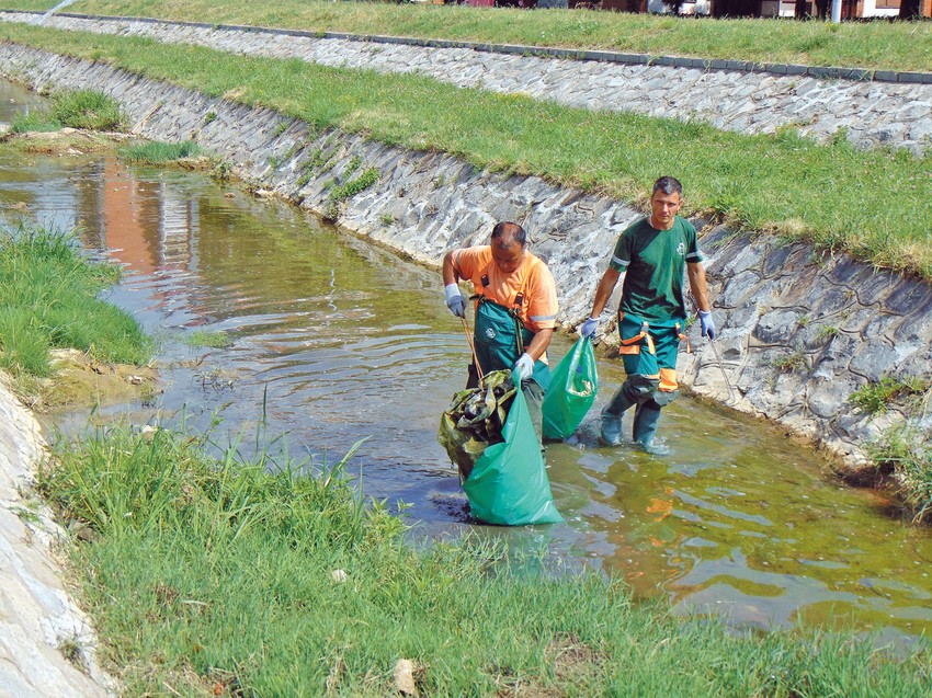 Pored radnika JKP "Medijana",  u akciji čišćenja reke su učestvovali i osuđenici Kazneno-popravnog zavoda Niš