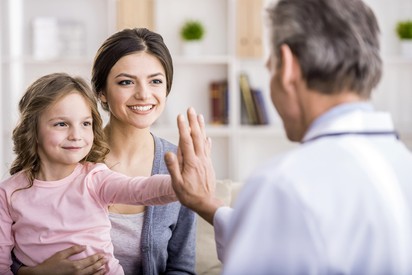 Kislányom nehezen tűri, ha orvos vizsgálja. Hogyan segíthetnék neki? Az orvos válaszol
