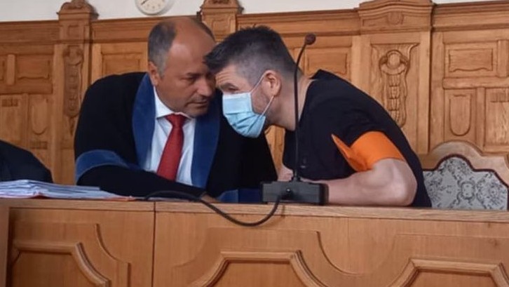 Kristián Kádár dorazil na súd v sprievode eskorty s rúškom na tvári.